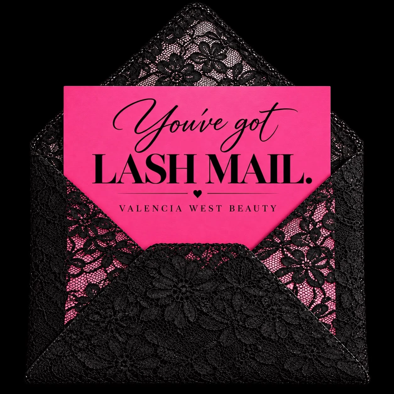 Schwarzer Spitzenumschlag mit pinker Karte: „You’ve got Lash Mail. – Valencia West Beauty“